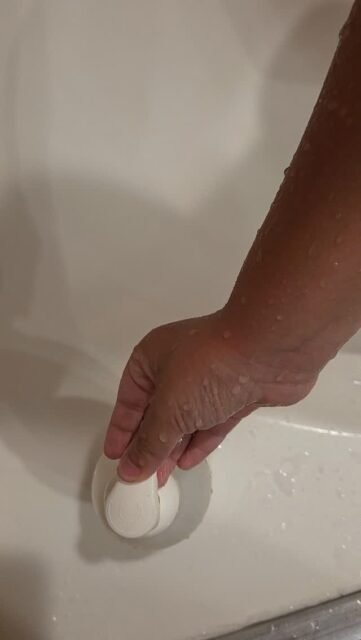 Los niños viven el mundo a través de los sentidos 🖐
Tocan, sienten, descubren ☁️

Por eso nuestro jabón en espuma ofrece una textura suave como nube, delicada al tacto y pensada para hacer del cuidado diario una experiencia sensorial, ligera y amorosa.

Un baño suave ☁️
Un momento de calma🌛
Un ritual de bienestar🌿

🌿 Pureza botánica para la piel que más amas.

#ElijahAndVictoria
#RitualDeCalma
#CuidadoBotánico
#PielSensible
#BienestarFamiliar