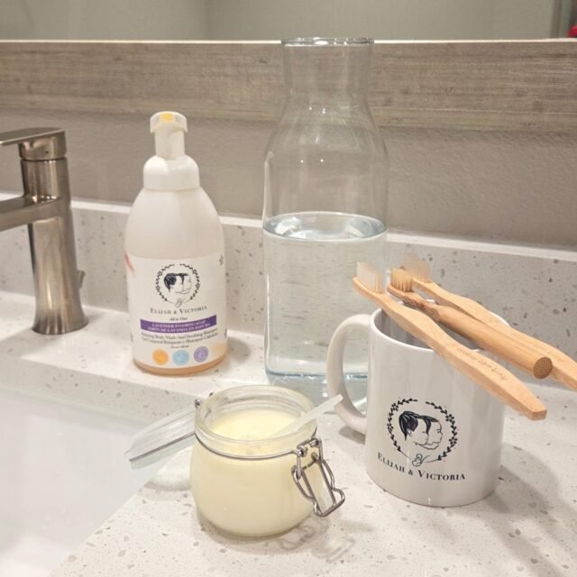 Una mañana de cuidado consciente empieza en los pequeños rituales diarios. 🤍

Lavarse las manitas con un jabón botánico.
Enjuagar su boquita con agua purificada.
Cepillar sus dientes con una pasta 100% natural.
Elegir cepillitos de cerdas naturales, sin plástico innecesario.

Porque el cuidado de nuestros hijos no empieza solo en lo que comen… también empieza en lo que toca su piel, su boca y su rutina diaria.

En Elijah & Victoria enseñamos a las familias que cuidar es volver a lo simple, a lo noble y a lo natural: productos botánicos, ingredientes reales y decisiones conscientes que protegen sin sobrecargar ni dañar.

Una rutina limpia.
Una mañana tranquila.
Un hogar con menos químicos y más intención.

Elijah & Victoria
Cuidado botánico para niños, bebés y toda la familia.

#ElijahAndVictoria
#CuidadoConsciente
#FamiliaSinQuimicos
#CuidadoBotanico
#MaternidadConsciente