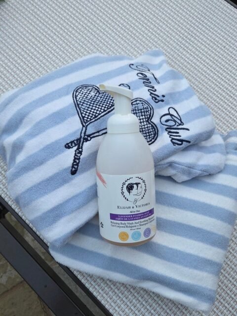 El kit que siempre llevo para un domingo de alberca con mis hijos ☀️🏊‍♀️💦

Porque sí, la alberca es diversión…
pero también significa sol, cloro, resequedad y piel sensible.

Antes de entrar, uso nuestro Ungüento Nutritivo Multiusos para ayudar a nutrir y proteger la la piel del cloro y quimicos de la alberca ya que deja una barrera Protectora en la piel.

Y después de la alberca, nuestro Jabón de Lavanda All in One es perfecto para bañar a los niños, limpiar su piel y cabello, y retirar residuos de cloro, sudor y protector solar.

Luego vuelvo a aplicar el ungüento para devolverle suavidad, humectación y calma a la piel.

Toalla, gorros, lentes, traje de baño… y nuestros básicos botánicos.
El kit perfecto para una tarde de alberca en familia.

Elijah & Victoria
Cuidado botánico para toda la familia 

#ElijahAndVictoria
#KitDeAlberca
#CuidadoBotanico
#PielSensible
#MamasConscientes